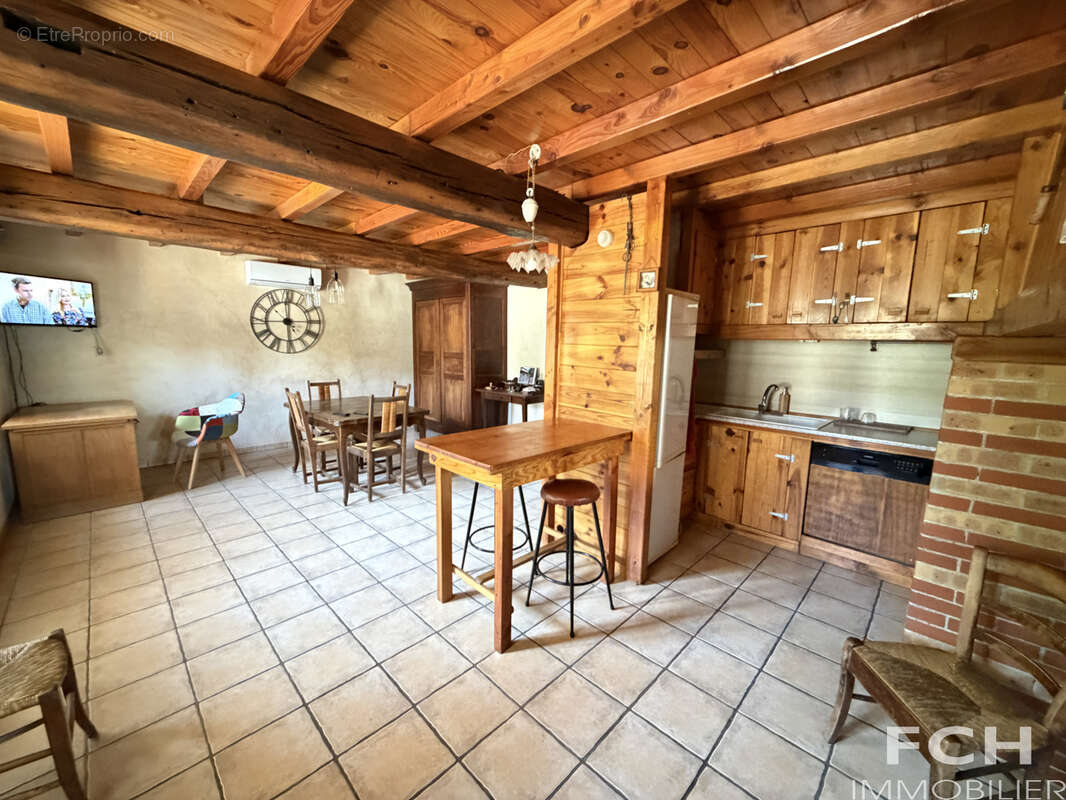 Maison de campagne avec 2 garages et dépendances - photo 4