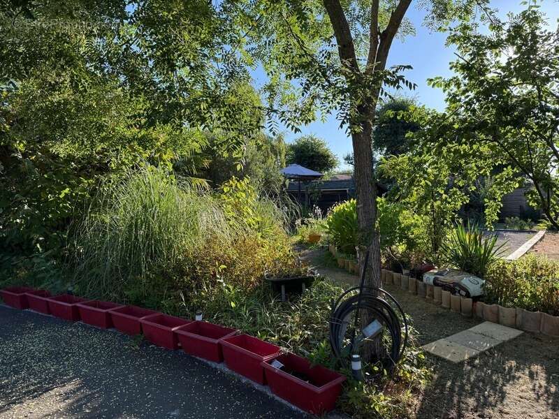 BIGANOS – Quartier recherché du VIGNEAU – Élégante propriété de 190 m² sur un magnifique terrain paysager de 2 370 m² avec pisci - photo 14