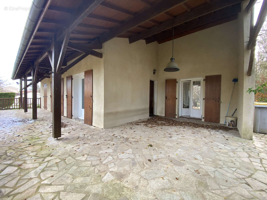 Maison à ROULLET-SAINT-ESTEPHE