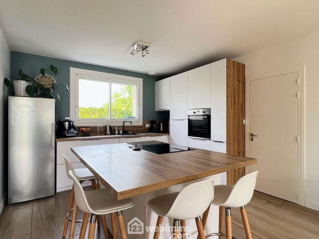 ... ouvert sur une cuisine aménagée et équipée... - Maison à AVRILLE