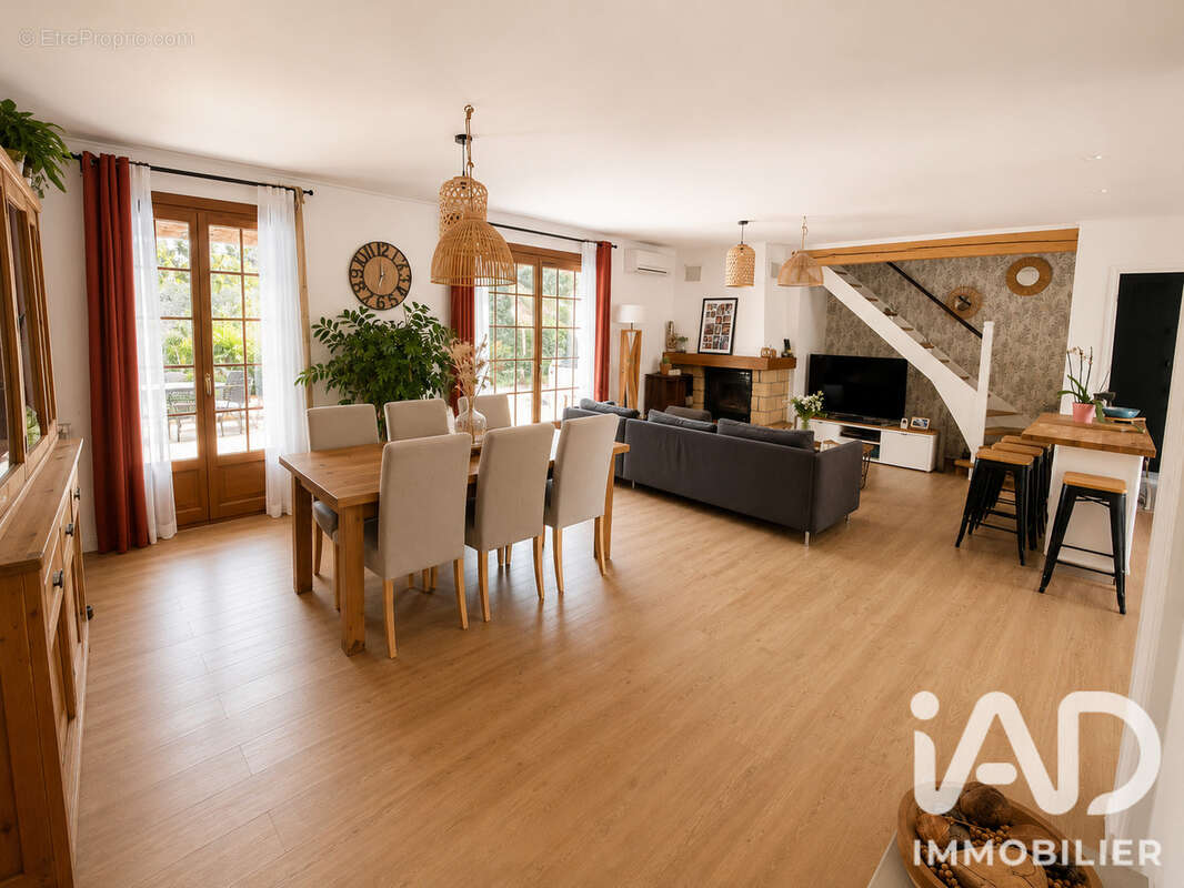 Maison 121 m² à Grans  - photo 3