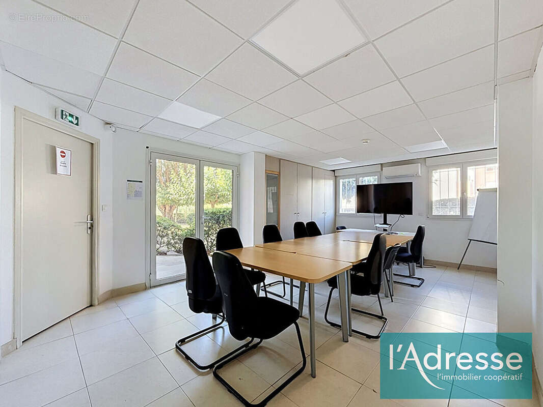 Entrepôt avec bureaux climatisés - 228 m² - Secteur Finosello - photo 2