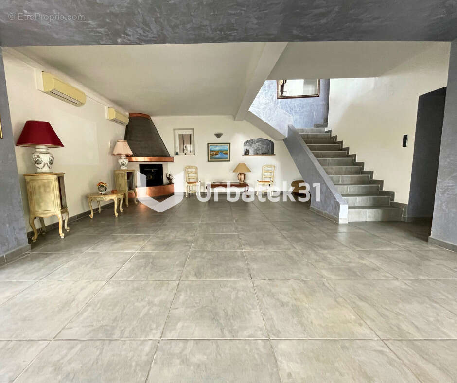 Maison - 5 pièces - 210 m² - photo 4