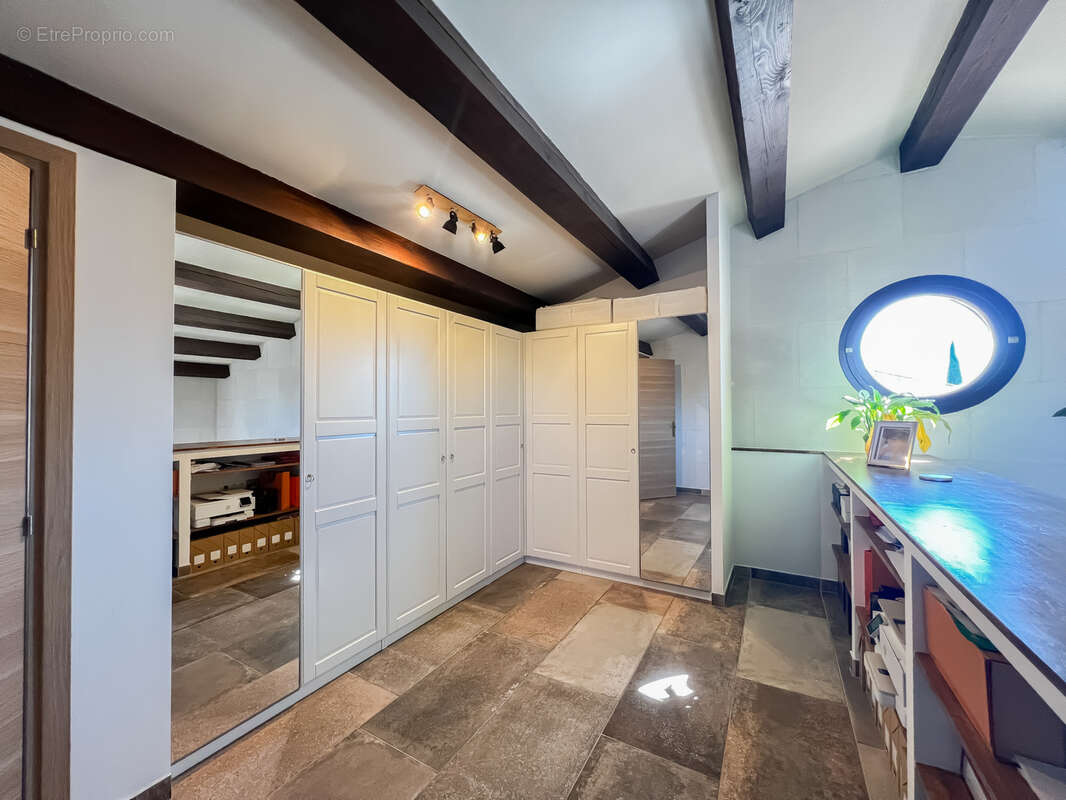 Maison à SAINT-MITRE-LES-REMPARTS