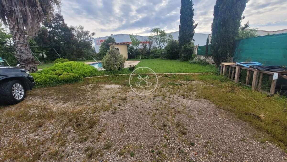 Commerce à ROQUEBRUNE-SUR-ARGENS