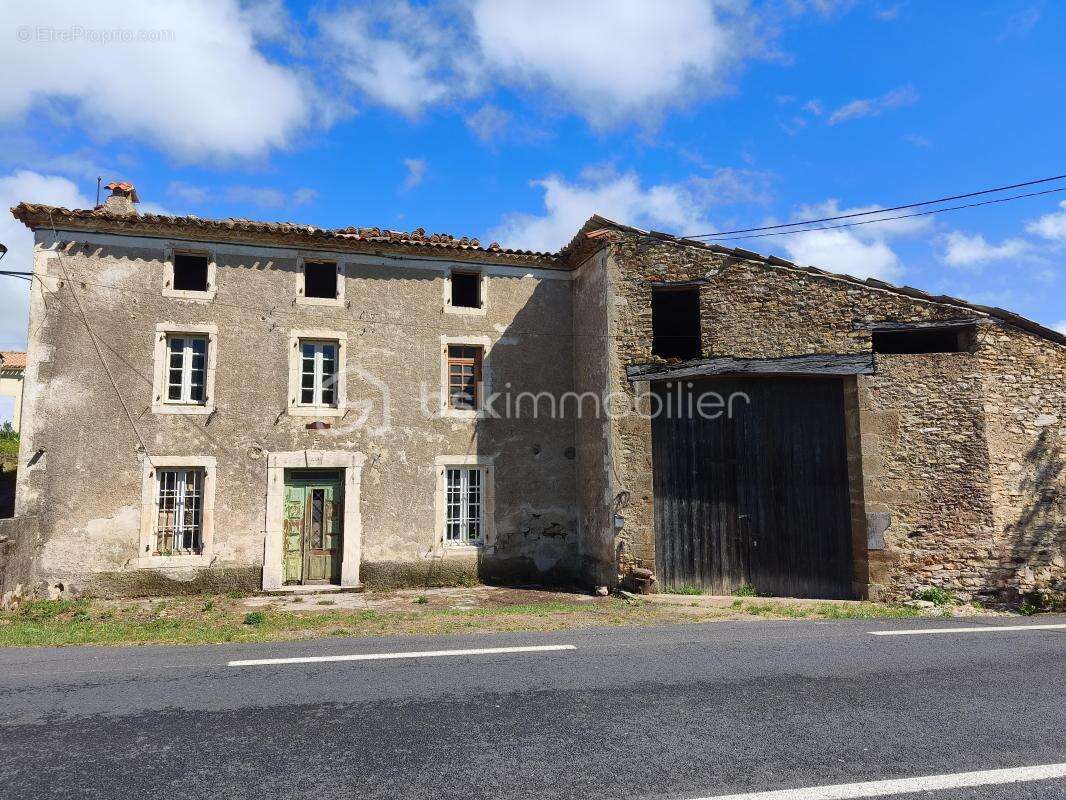 Maison a renover avec grand garage et exterieur - photo 9