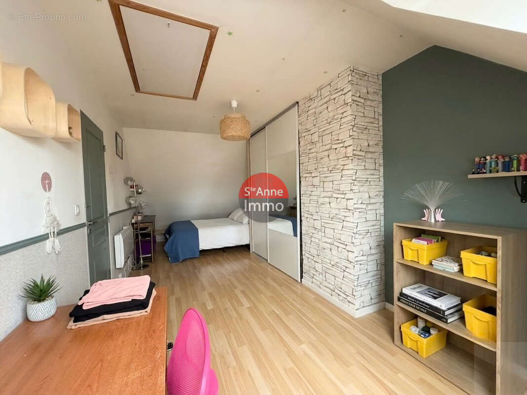 Guerbigny - 140m2 - maison individuelle - 4 chambres - 2 salle de bains - jardin - cour - terrasses - photo 15