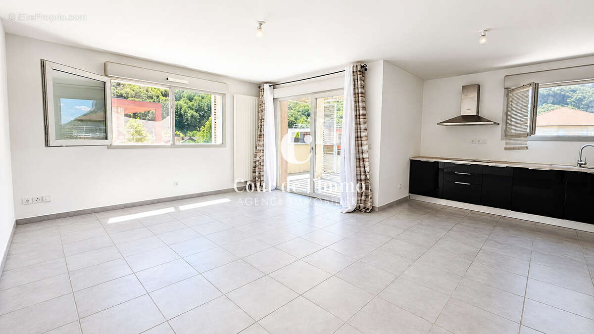 Appartement à ETREMBIERES