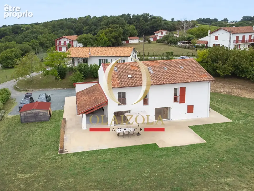 SAINT-PÉE-SUR-NIVELLE - Immeuble de rapport avec vue panoramique et fort potentiel d'évolution. - photo 2