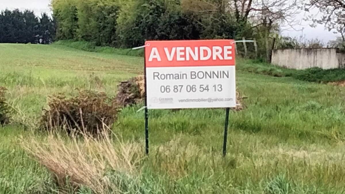 Terrain à NEUVILLE-DE-POITOU