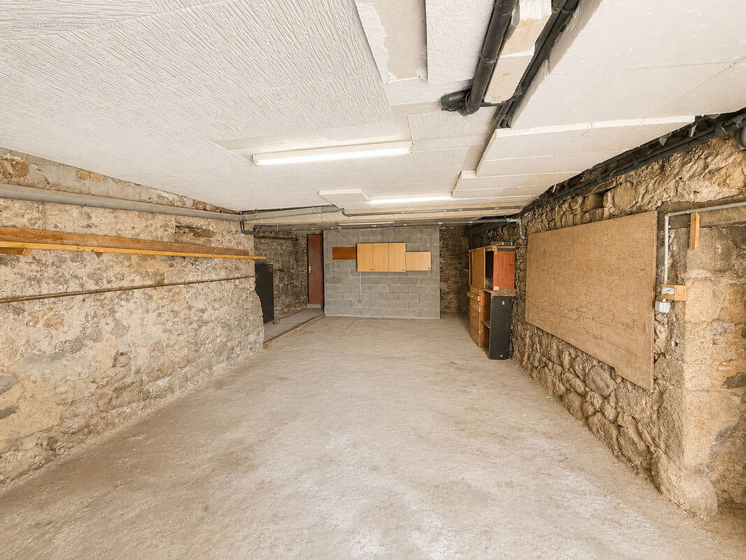 Maison de village en pierres avec terrasse, garage et caves   Maclas - photo 9