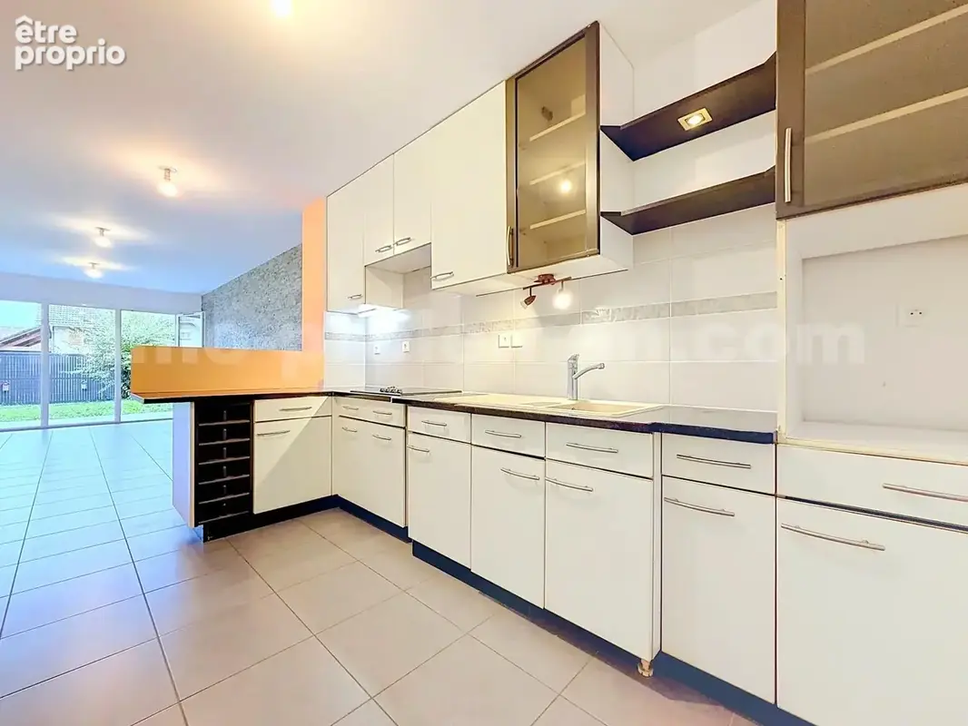 Appartement_T3_Reignier-Esery_belle_superficie_proche_prox_frontière_Suisse_direction_GENEVE_autoroutes_investissement_locatif_jardin_séjour_cuisine_