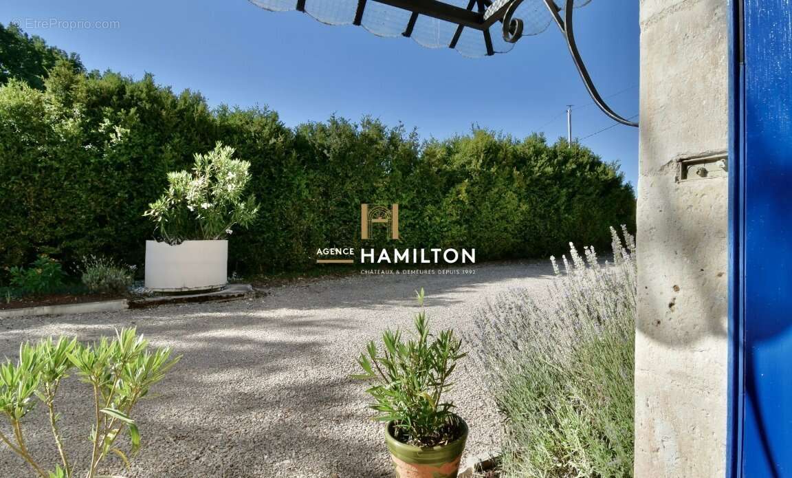 Superbe maison en pierre rénovée, avec bois et terrains attenants - photo 18