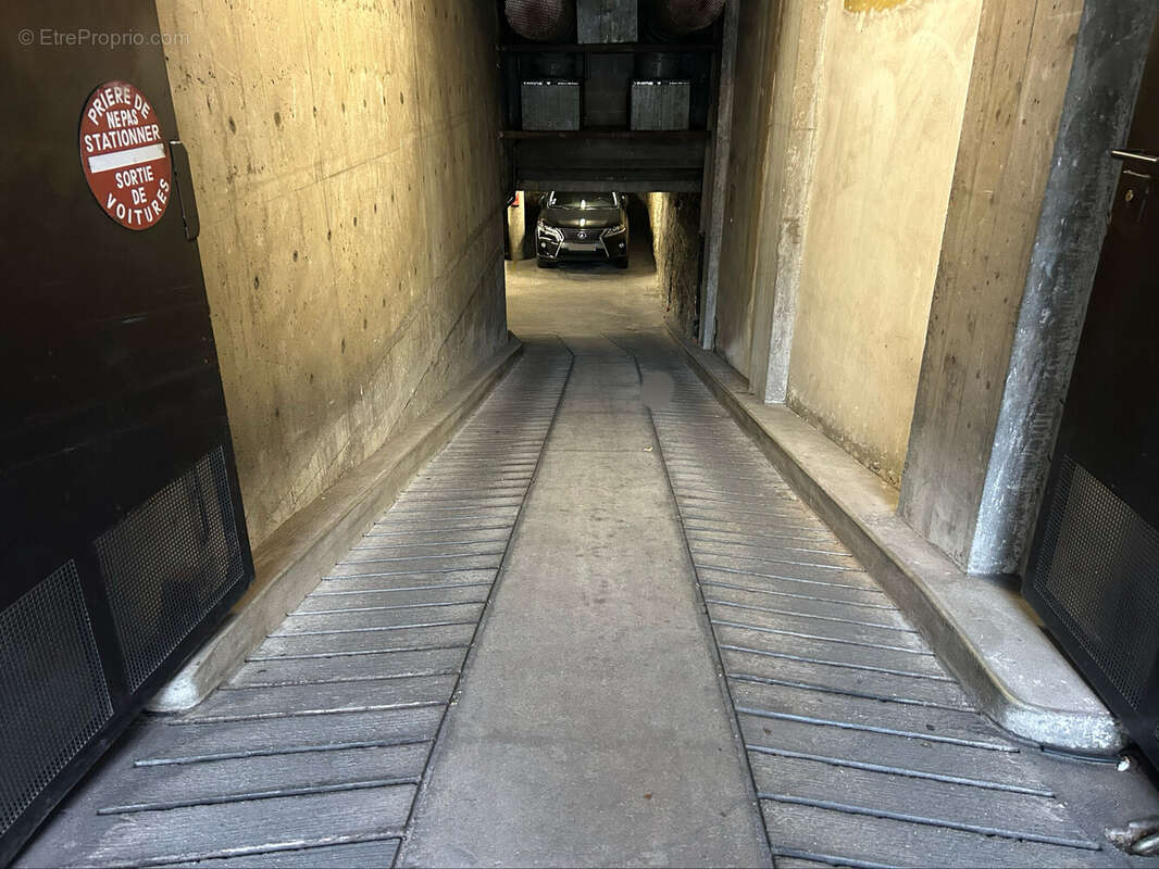 Parking à NEUILLY-SUR-SEINE