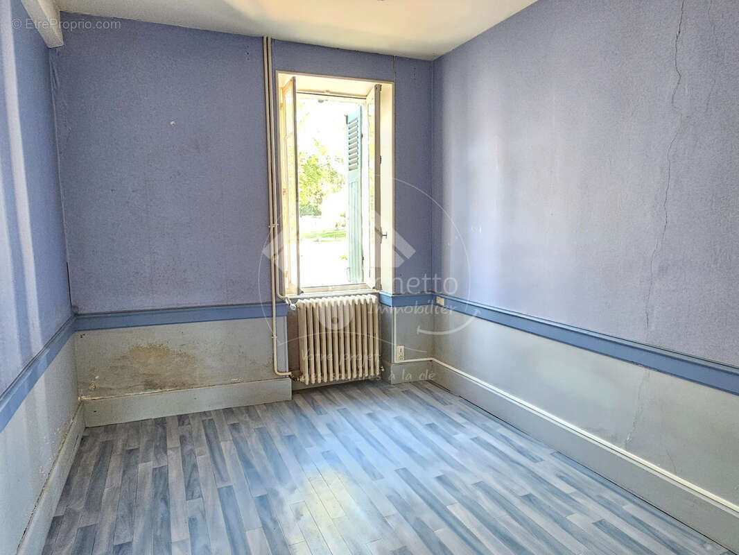 Maison à MONTAIGU-LE-BLIN