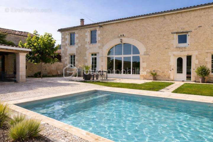 Maison à AIGRE