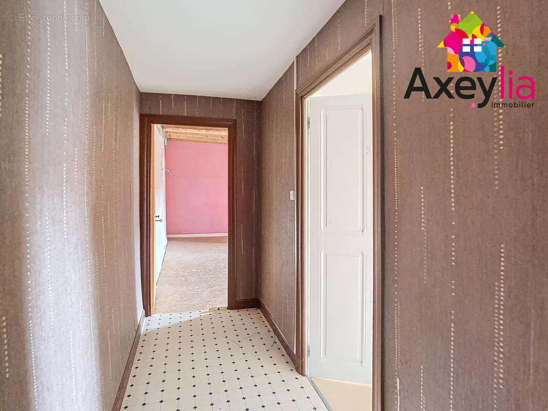A vendre - cuinzier - appartement t2 à rénover d'environ 60m2 - photo 3