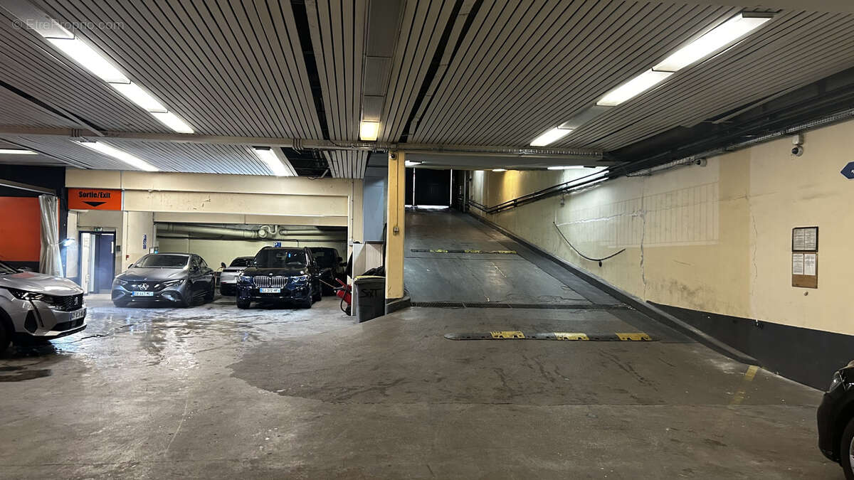Parking à PARIS-2E