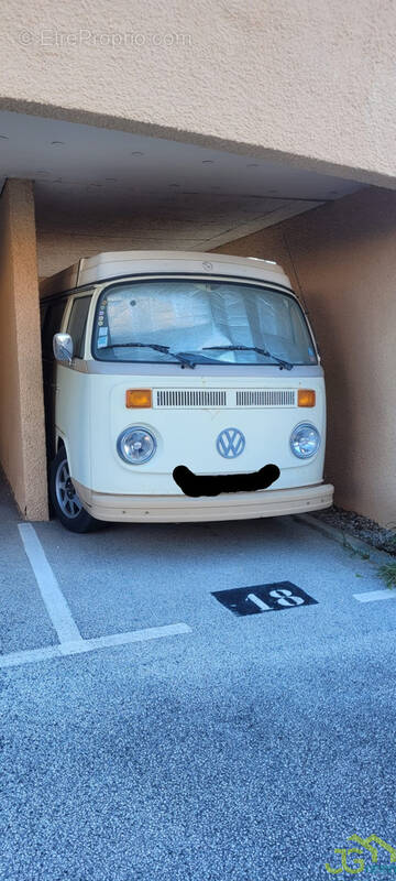 Parking à BORMES-LES-MIMOSAS