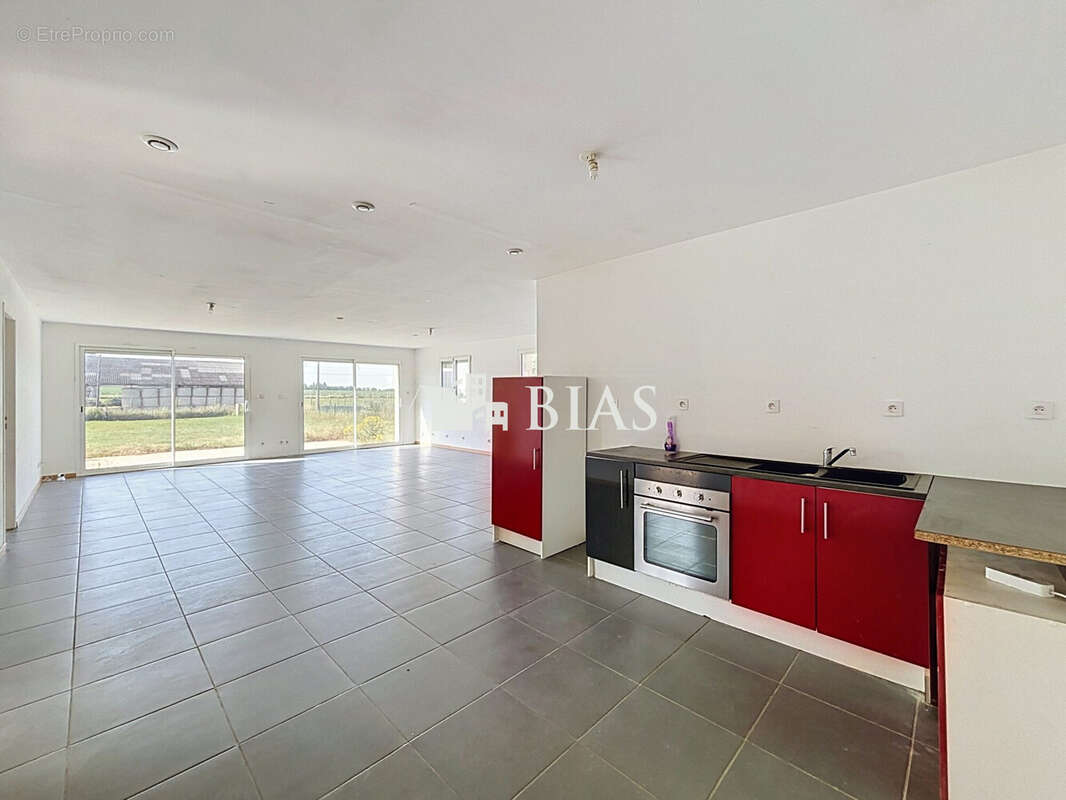 Maison 108 m² à Criquebeuf-La-Campagne  - photo 2