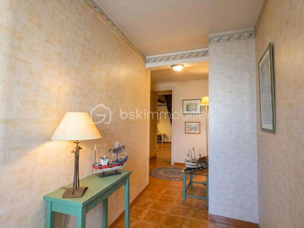 Marennes centre – Maison familiale en pierre de 145 m², 4 chambres, cour sans vis-à-vis et garage - photo 4