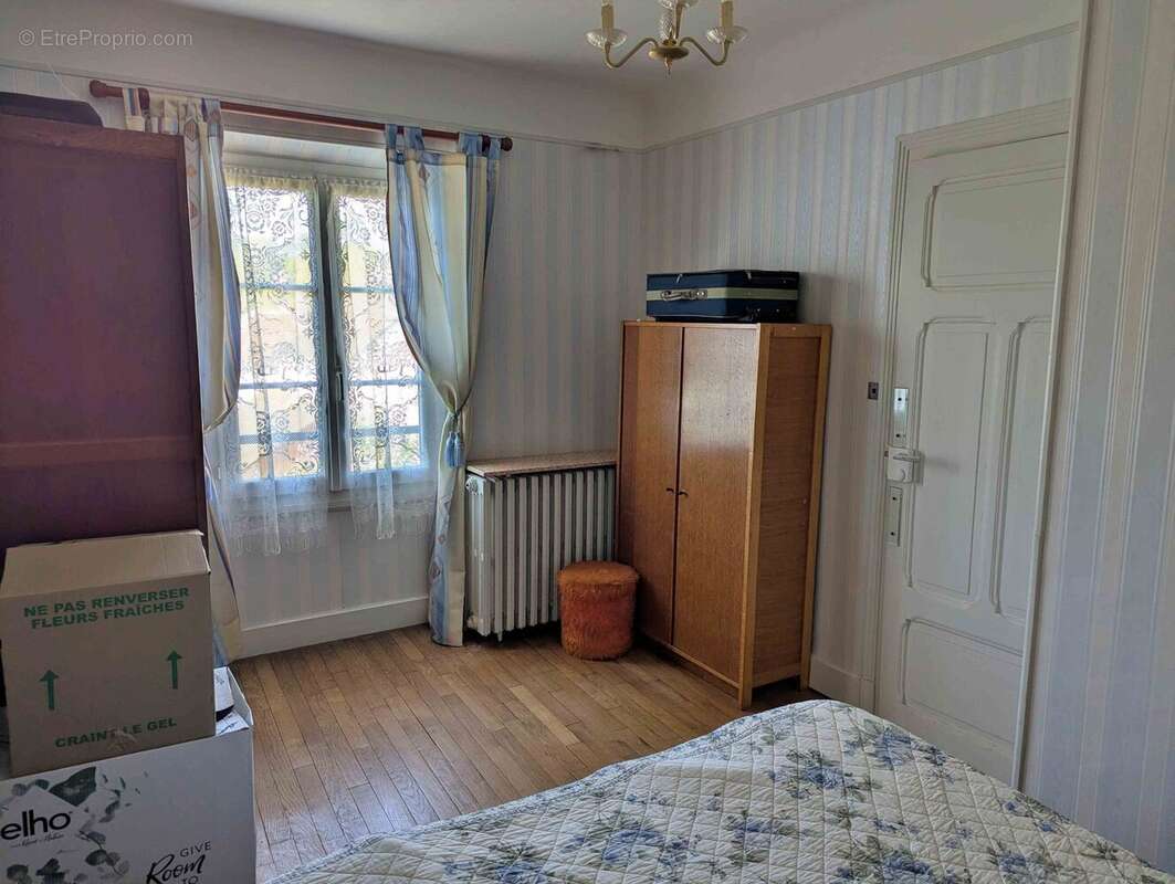 Chambre avec parquet village avec rivière Yonne