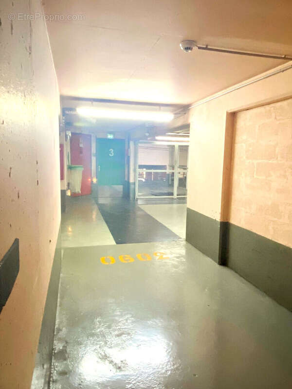 Parking à PARIS-16E