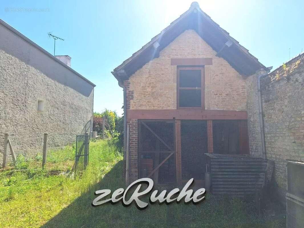 À VENDRE - Ensemble immobilier avec dépendances et beau jardin à Valambray - photo 3