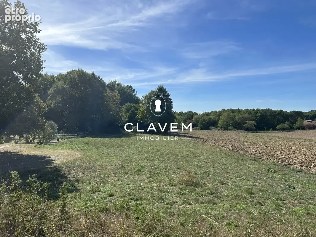 Photo Terrain à Saint-Front-De-Pradoux au prix de 25 000€