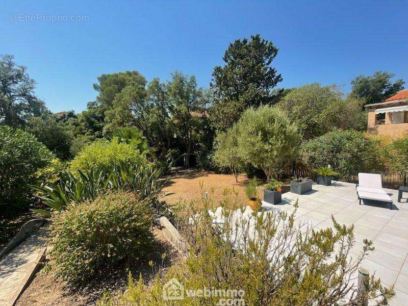 Un environnement verdoyant au calme propice à la détente. - Maison à FREJUS