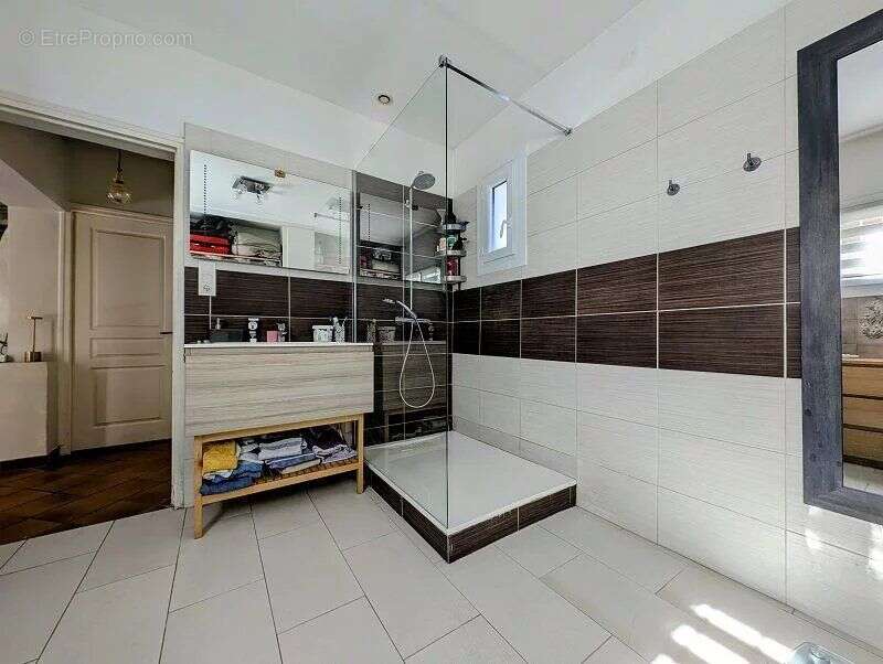 Maison à SAINT-MITRE-LES-REMPARTS