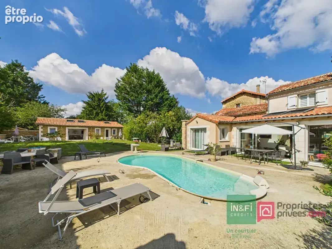 Maison de 220 m2 à Gizay avec deux logements indépendants, 5 chambres, jardin, piscine - photo 1