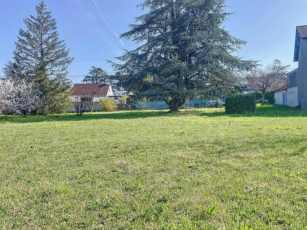 Terrain à SAINT-GENIS-LAVAL