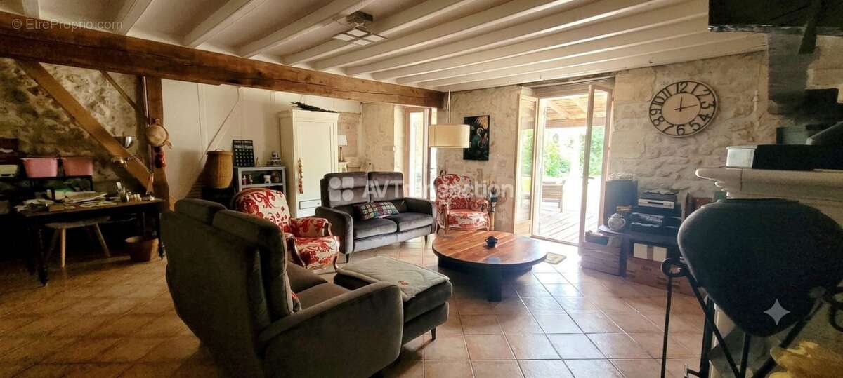 Maison 243 m² à Saint-Seurin-De-Cadourne  - photo 9