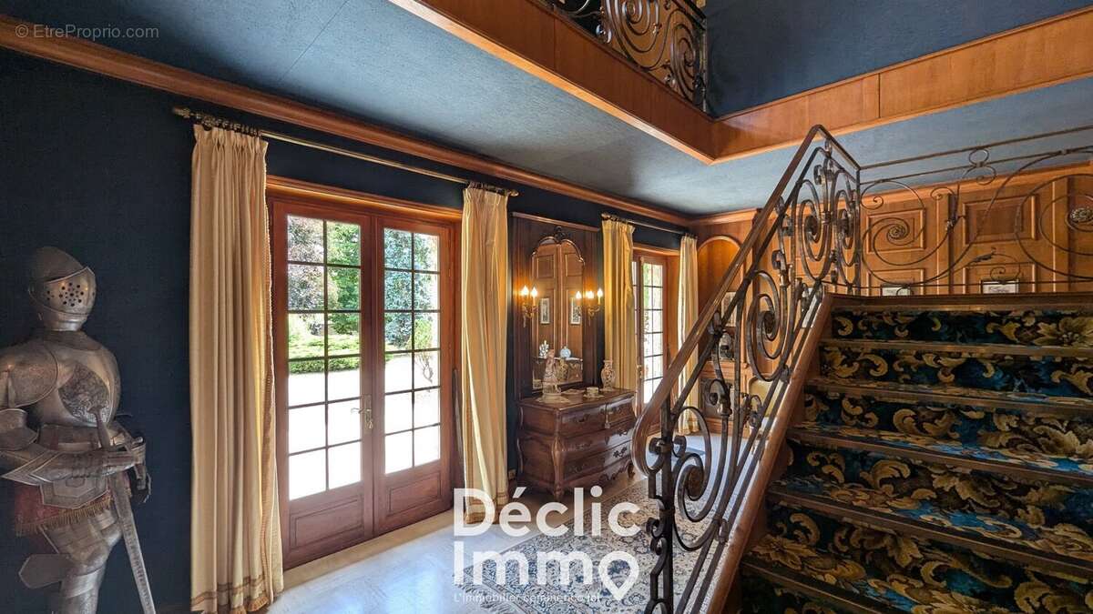 Maison d'exception de 424 m²  Parc arboré  Piscine accessible depuis le salon  Viager occupé  Secteur  Barret - Barbezieux-S - photo 3
