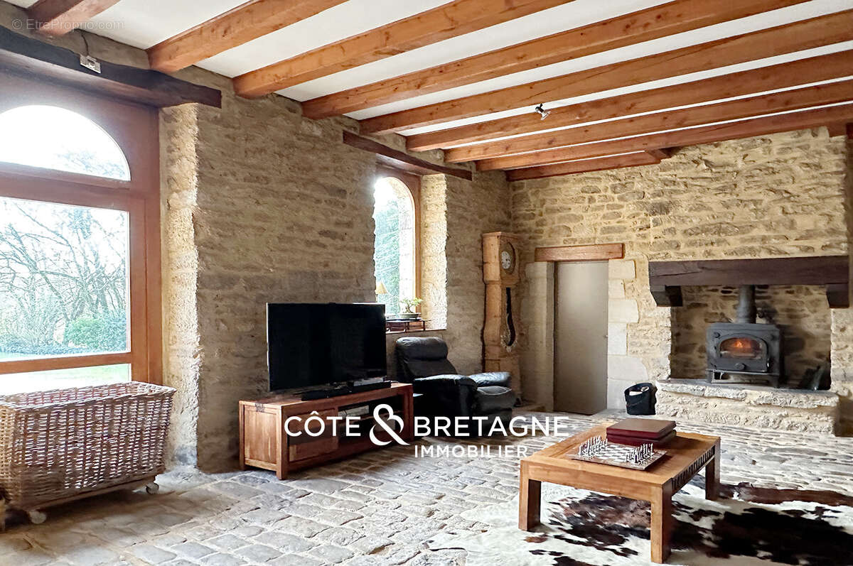 Bel ensemble de bâtiments en pierre de taille au faouët dans le morbihan  réf : 202595 - photo 2