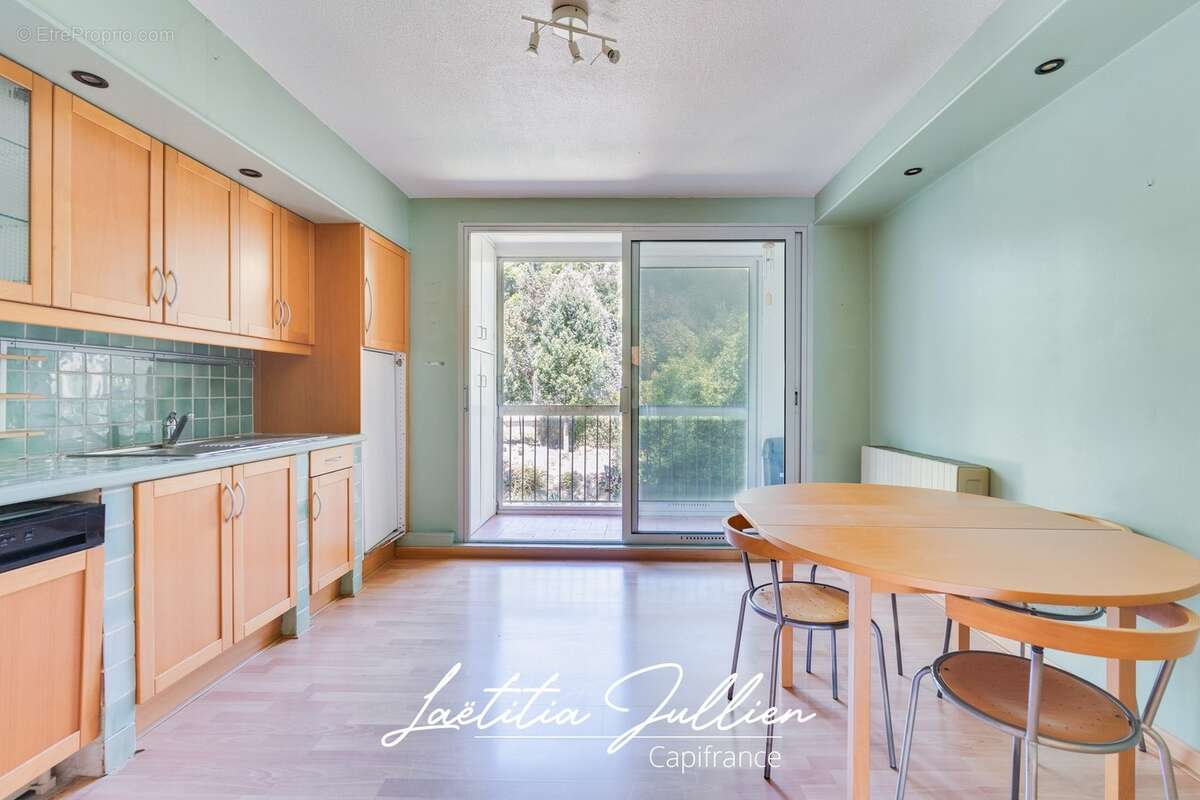 En exclusivité par Laëtitia JULLIEN – Marseille 10ème – Les Collines – T4 traversant de 83,83 m² avec balcon et loggia au pied d - photo 10