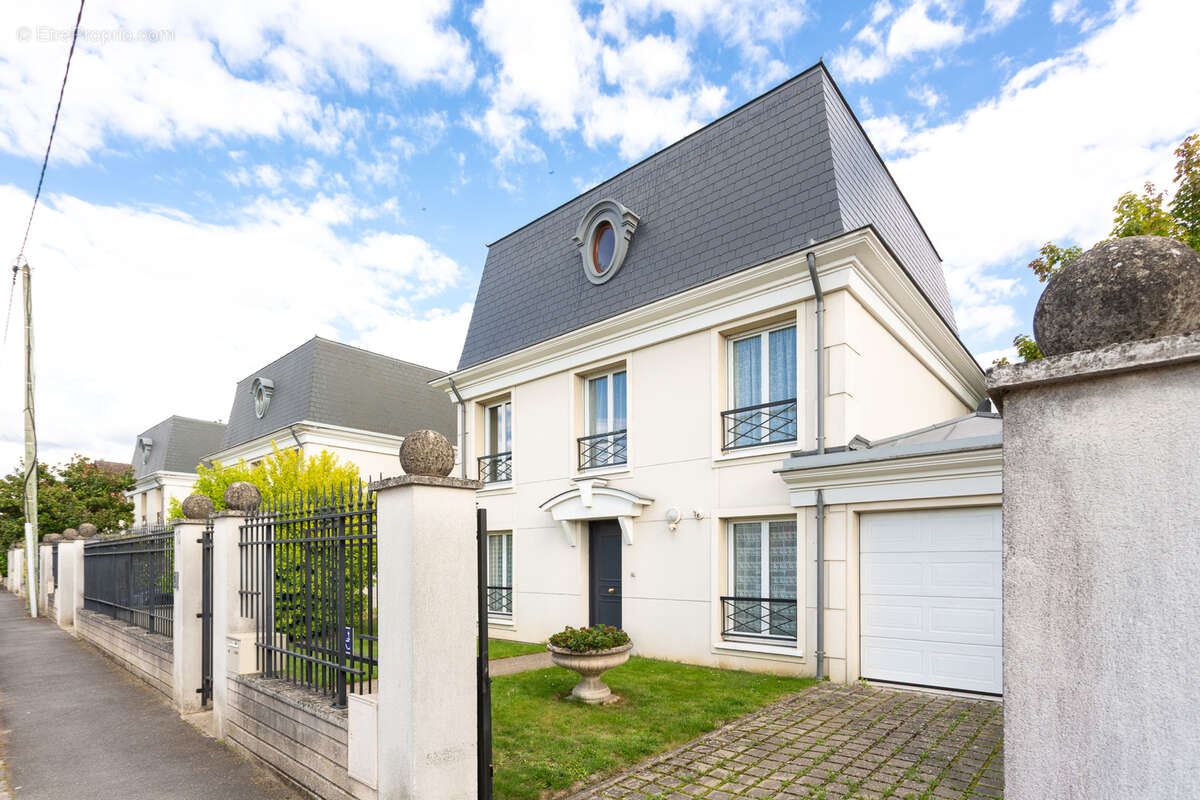 Maison à SARTROUVILLE