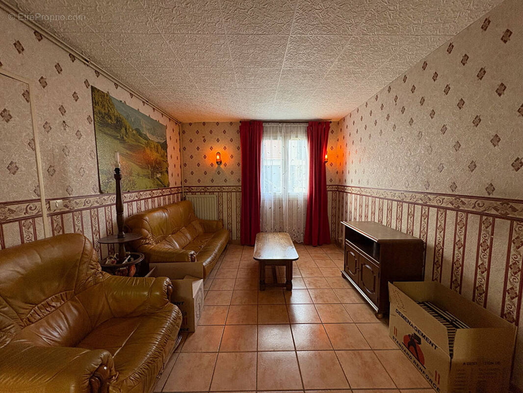 Maison à VALLANGOUJARD