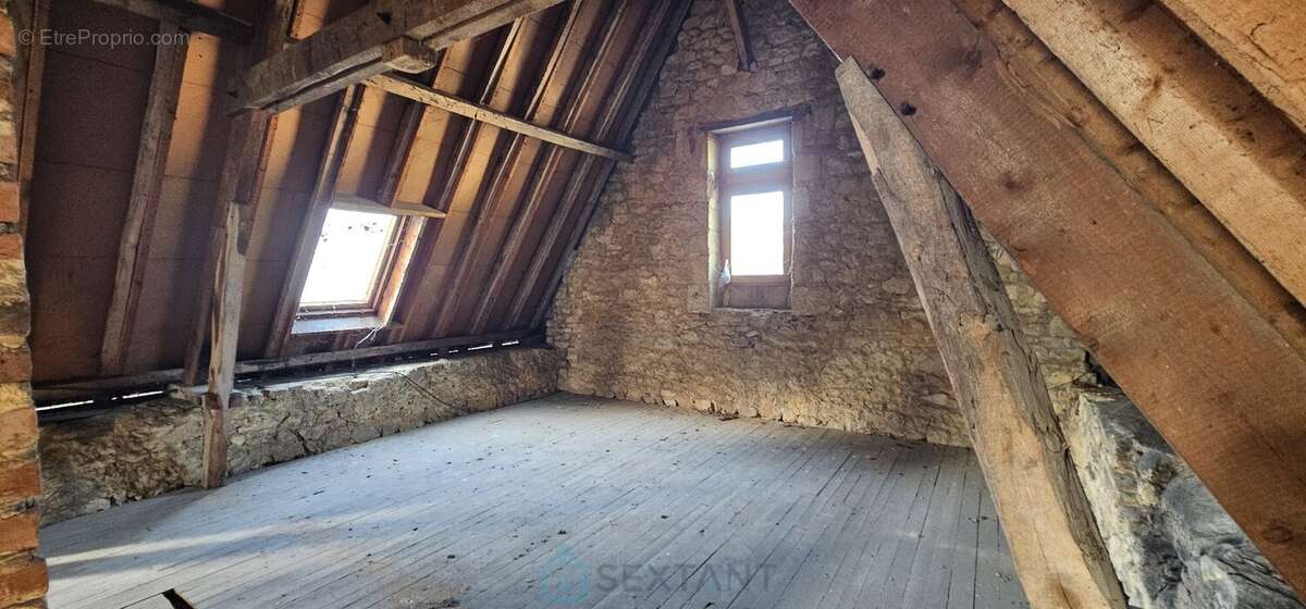 A Sarlat, vaste appartement brut de 190 m² à réinventer entièrement. - photo 8