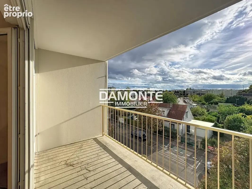Appartement de Type 3 - Troyes - Balcon et place de parking - photo 7