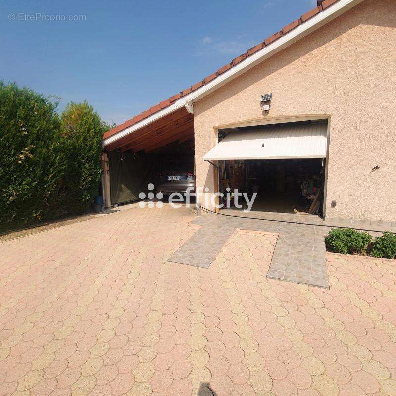 Maison 130 m² à Decines-Charpieu  - photo 10