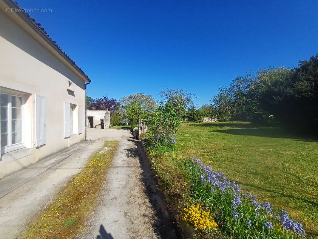 Maison à BAIGNES-SAINTE-RADEGONDE