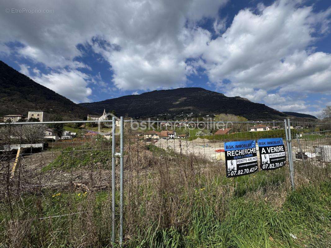 Terrain à VEUREY-VOROIZE