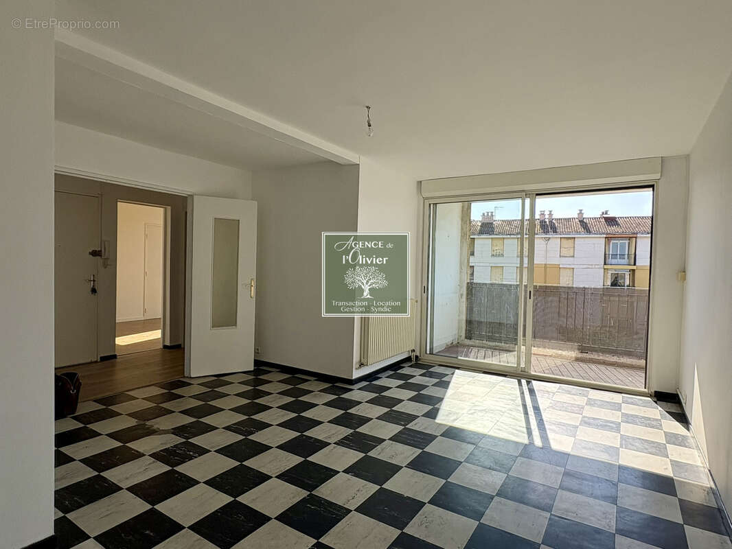 ARLES. Grand T4 avec balcon - photo 6