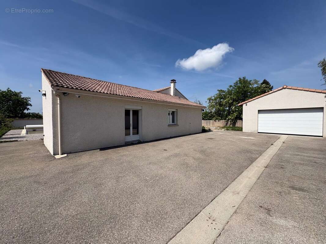 Maison 130 m² à Lapeyrouse-Mornay  - photo 3