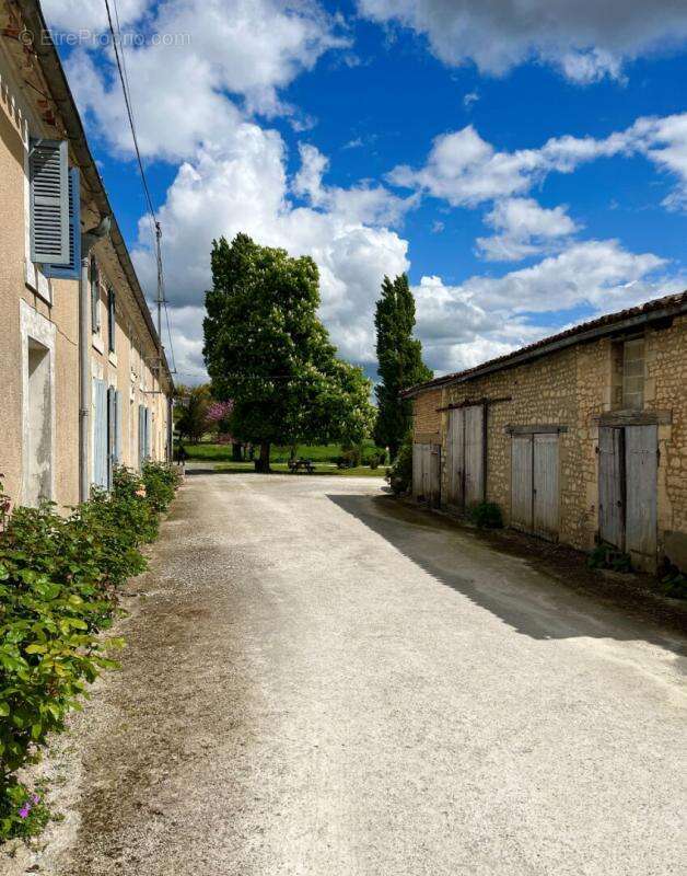 Maison à BAIGNES-SAINTE-RADEGONDE