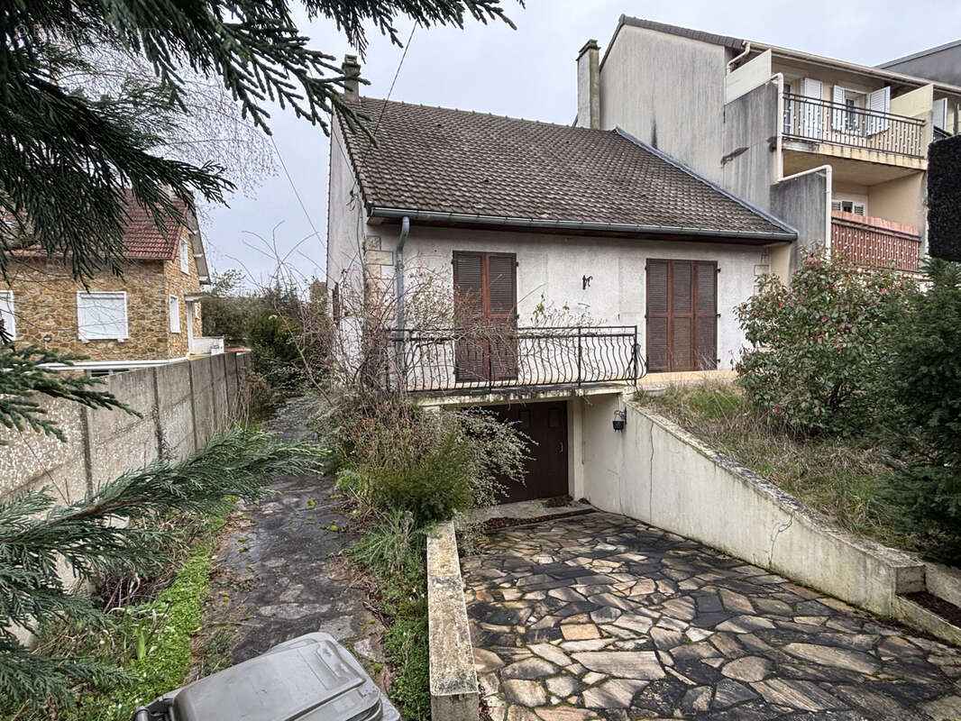 Maison à SAINTE-GENEVIEVE-DES-BOIS
