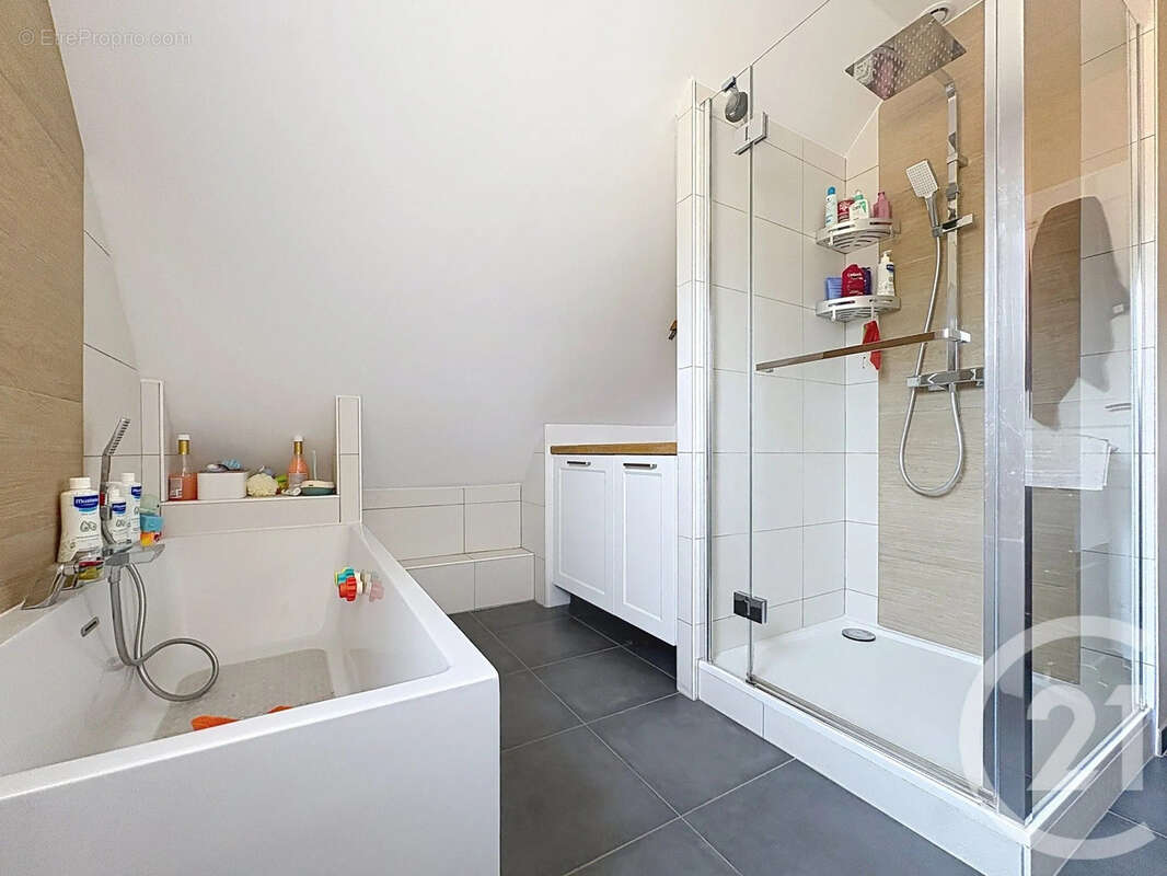 Maison 111 m² à La Riviere-De-Corps  - photo 12