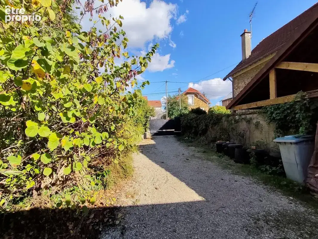 Central et calme sur 1400m² de terrain ! Propriété meulière de caractère de 250m² comprenant séjour triple et 5 chambres, sur un - photo 30